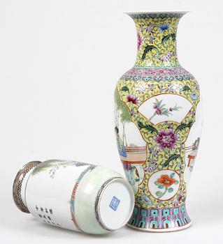 VASER, 2 st, porslin, Kina, 1900-tal.