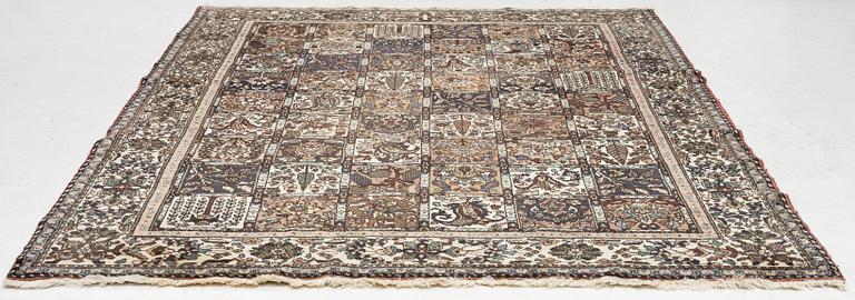 Carpet, Old Bakhtiari, approx. 301 x 223 cm.