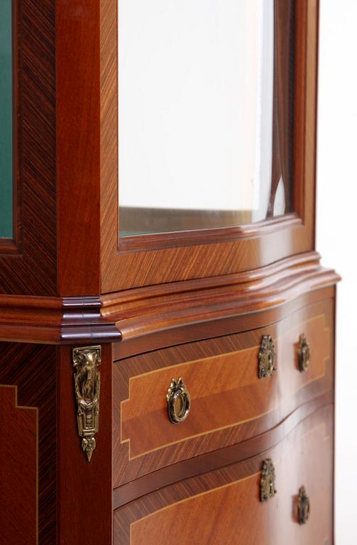 VITRINSKÅP, rokokostil, 1900-talets andra hälft.