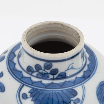 Miniatyrvaser, tre stycken, porslin. Qingdynastin, Kangxi (1662-1722).