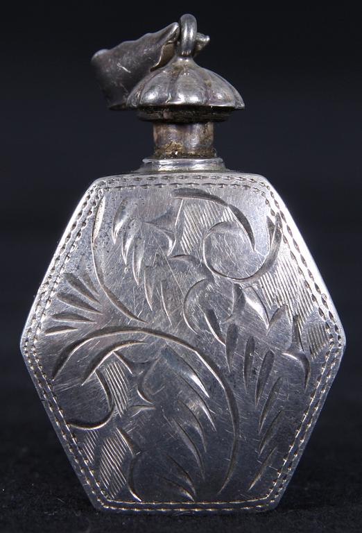 BROSCHER, 2 st samt HÄNGE, silver, bl a Wedgwood, 1900-tal.