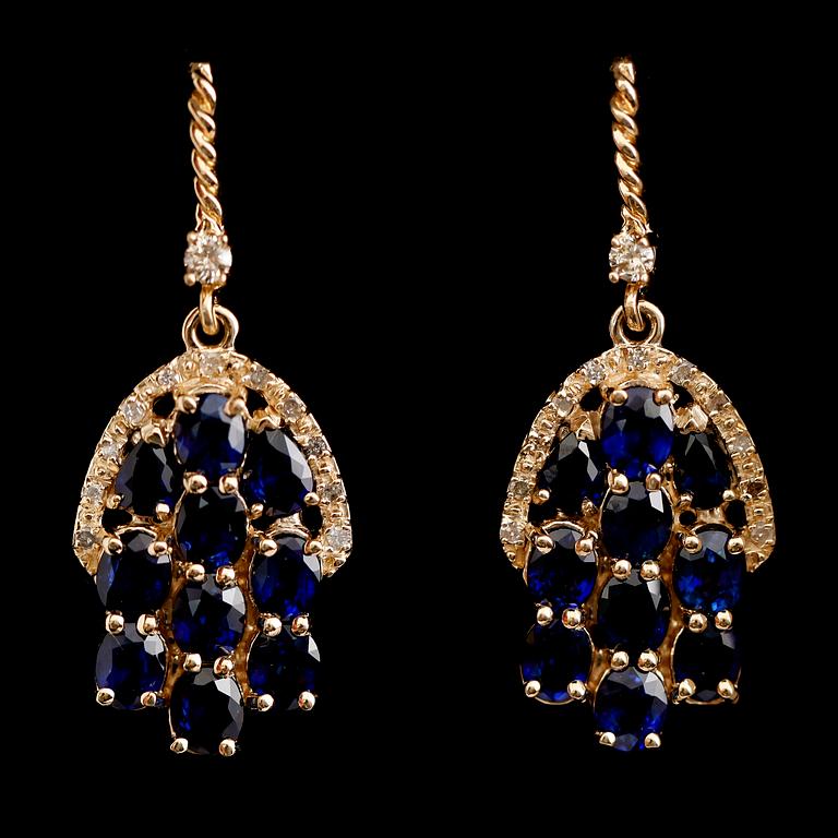 ÖRHÄNGEN, 1 par, 14 k guld, blå safirer tot ca 6.00 ct, vita diamanter 0.20 ct, cognacsfärgad diamanter 0.20 ct.