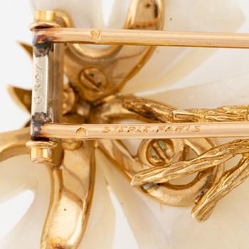 A Sterlé flower brooch in 18K gold and mother-of-pearl set with round brilliant-cut diamonds.