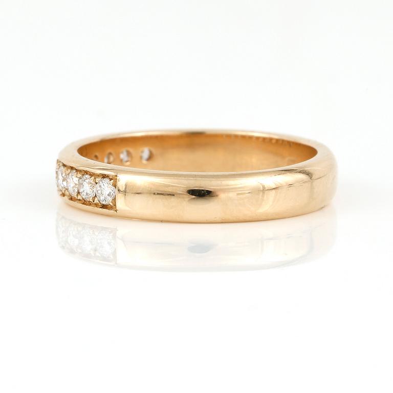 RING, 14K guld med briljantslipade diamanter tot ca 0,30 ct. Vikt 3,62 gram.