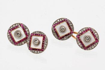 Cufflinks 18K gold, rubies, mother of pearl and rose-cut diamonds, French hallmarks, width approx 1 cm.