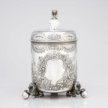 CG Hallberg, dryckeskanna, delvis förgyllt silver, Stockholm 1916. Barockstil.