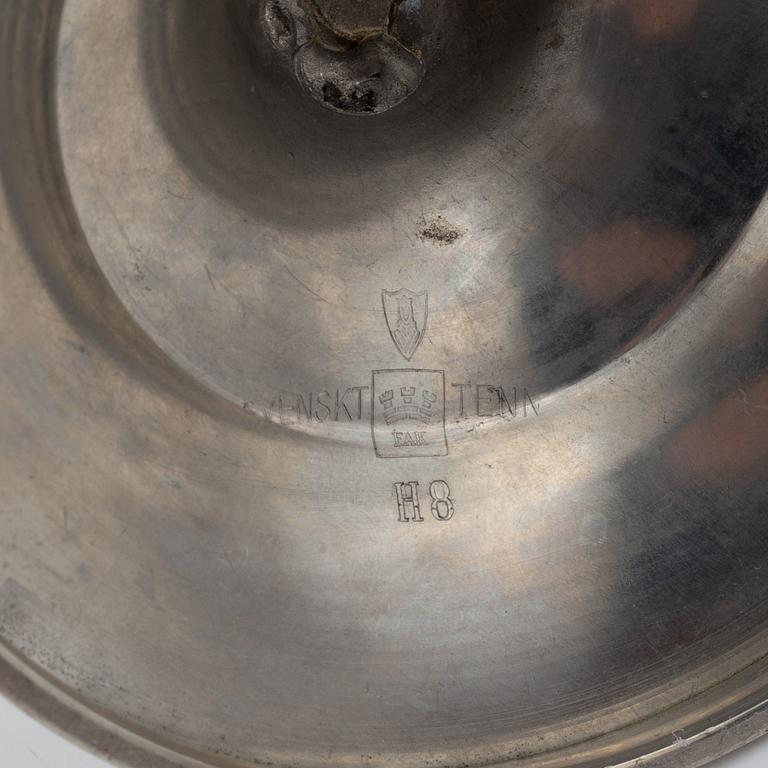 Ask med lock, tenn, Carl-Einar Borgström, samt ett par kandelabrar, tenn, Stockholm, 1934.