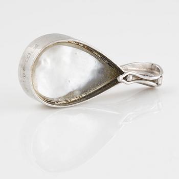 HÄNGE, 18K guld med pärlemor, A Hildebrant, Gävle. Vikt 5,5 gram.