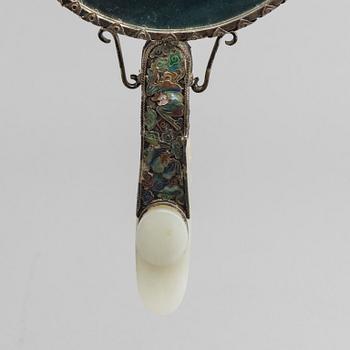 HANDSPEGEL, nefrit och silver. Kina, tidigt 1900-tal.