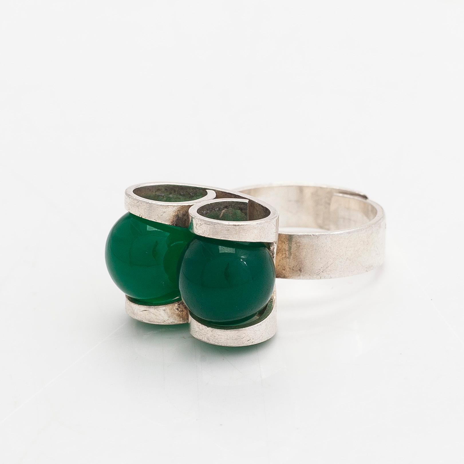 Elis Kauppi, Ring, sterlingsilver, kalcedoner. Kupittaan Kulta, Åbo 1974.