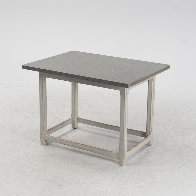 Bord med kalkstensskiva, 1800/1900-tal.