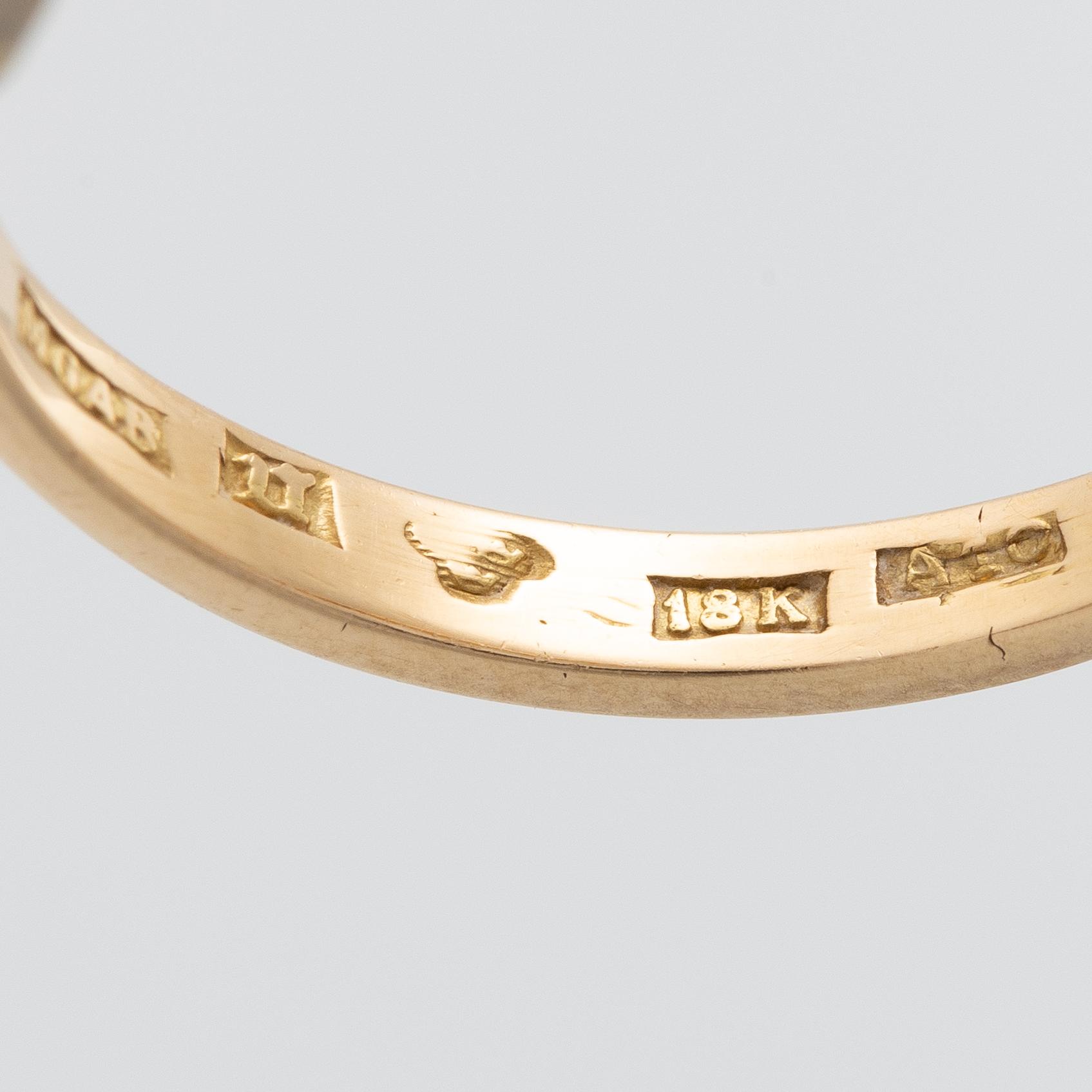 Ring in 18k gold set with a round brilliant-cut diamond.