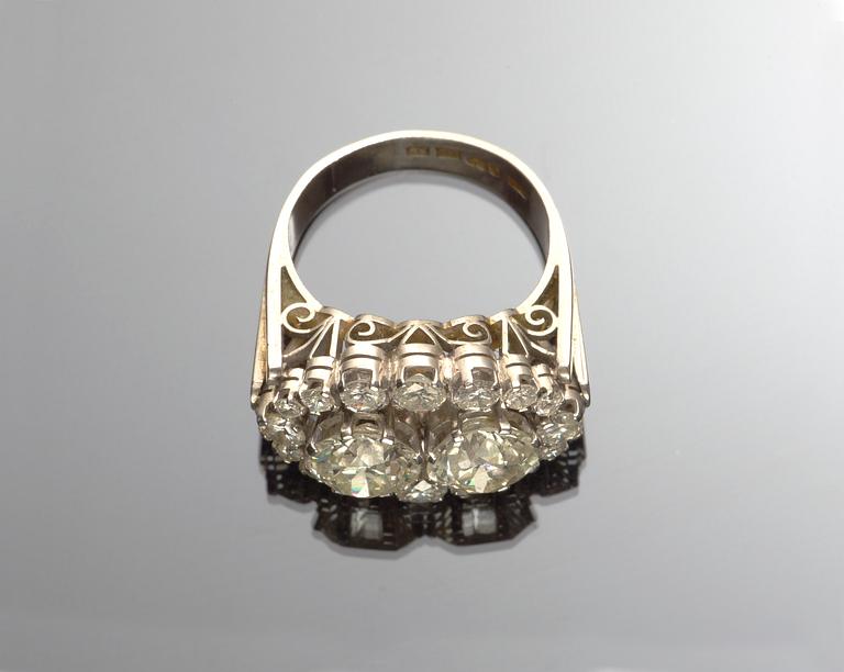 RING, gammal- och briljantslipade diamanter, tot. ca 5.30 ct.