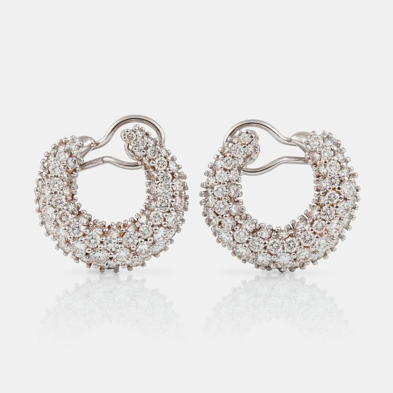 ÖRHÄNGEN signed Garrard,  med briljantslipade diamanter, ca 6.00 ct totalt.