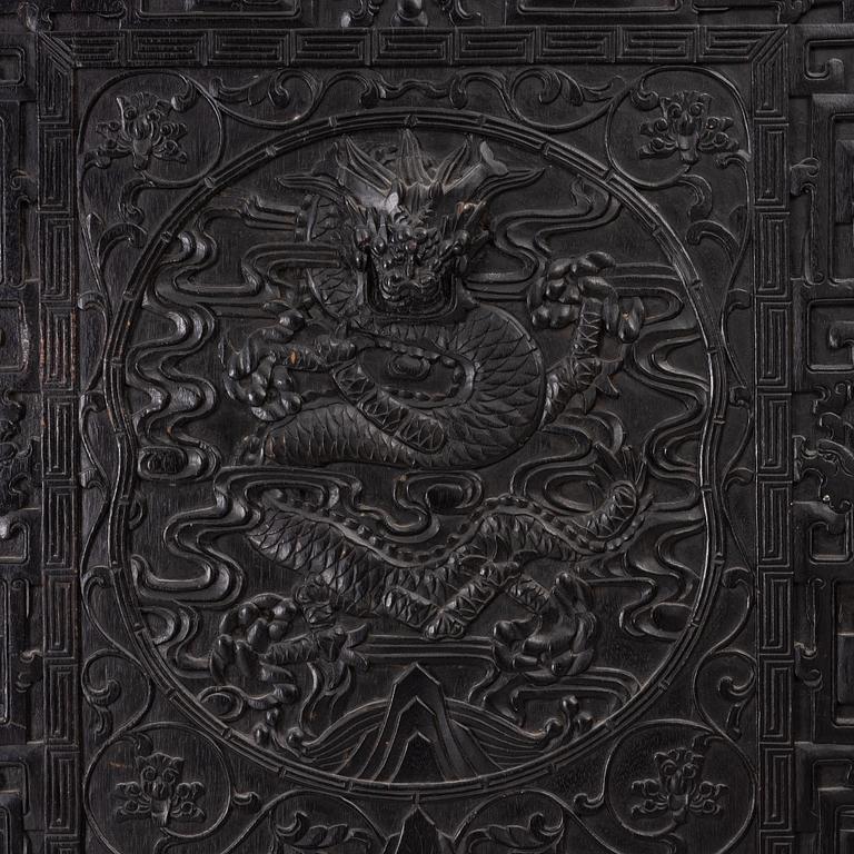 Väggpanel / dörrframstycke, skuret trä och mässing, Kina, Qingdynastin.