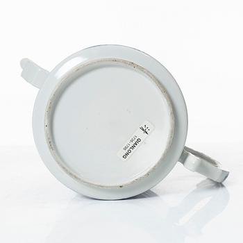 A blue and white tea pot with cover and serving dish, Qing dynasty, Qianlong (1736-95).