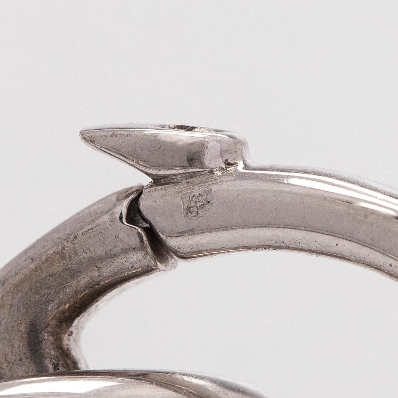 Armband, 18K vitguld med berlocker av hjärtslipade färgstenar och en briljantslipad diamant.