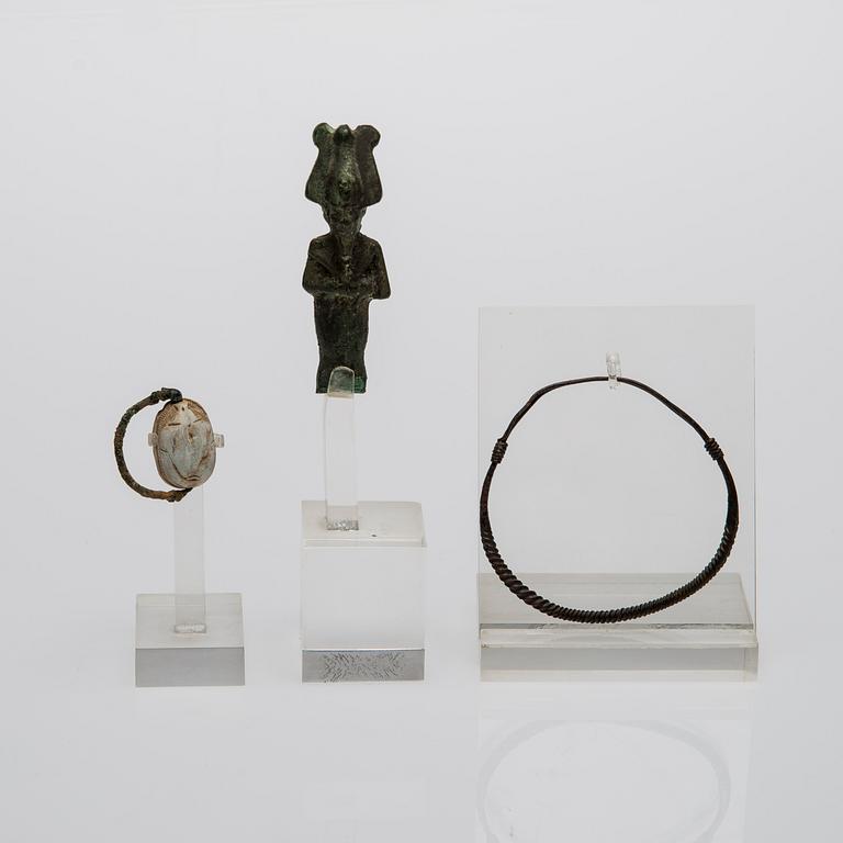 GUDOM, SKARABÉ och ARMBAND,  sannolikt sentid, 664-331 f Kr.