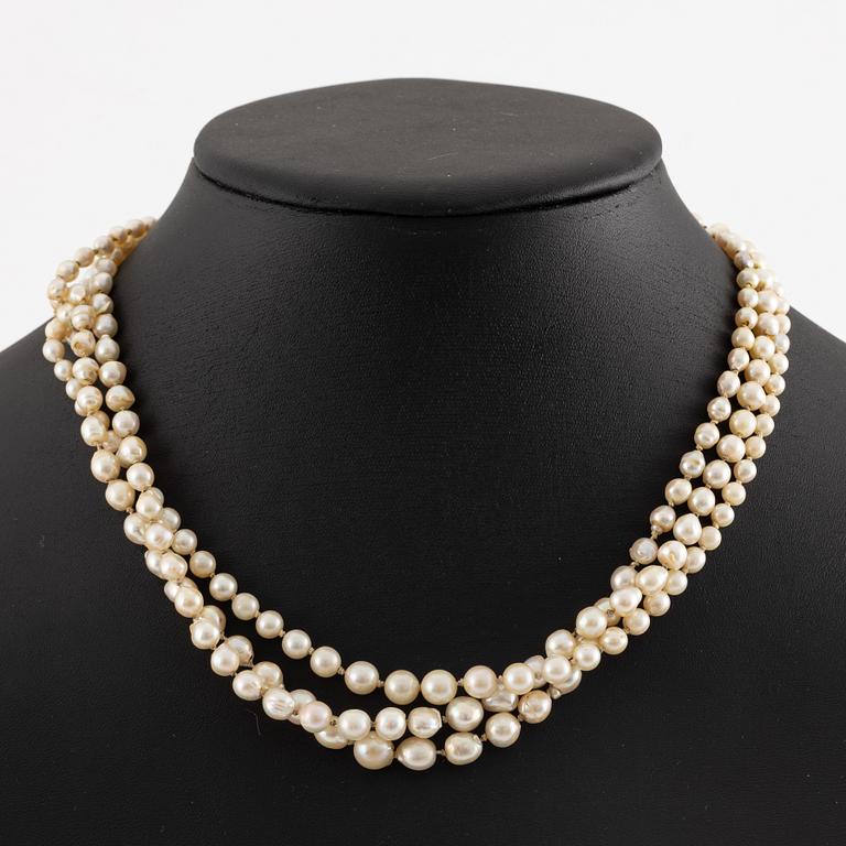Pearl necklace, three strands with a clasp in white metal with a green stone.