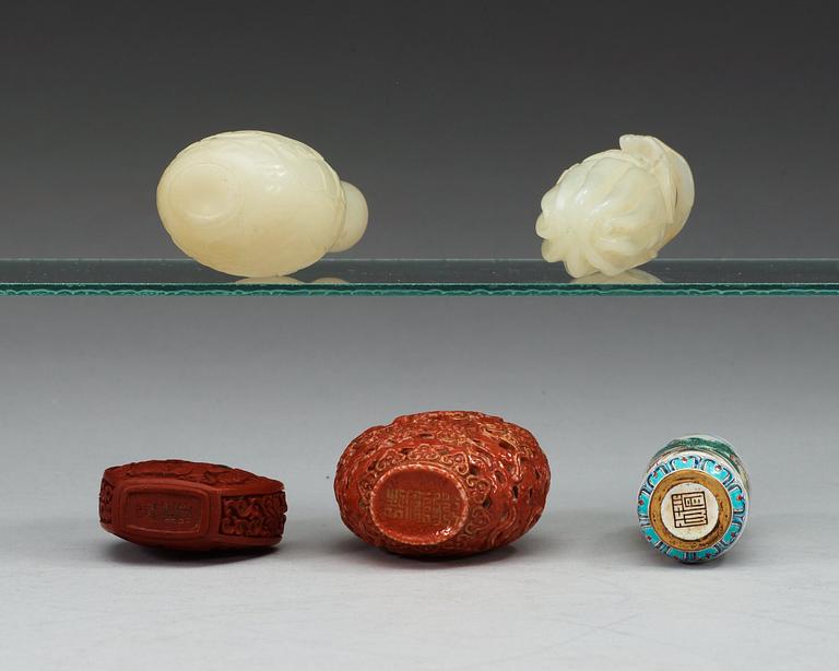 SNUSFLASKOR, fem stycken, lack, nefrit, porslin och emalj på koppar. Qing dynastin samt tidigt 1900-tal.