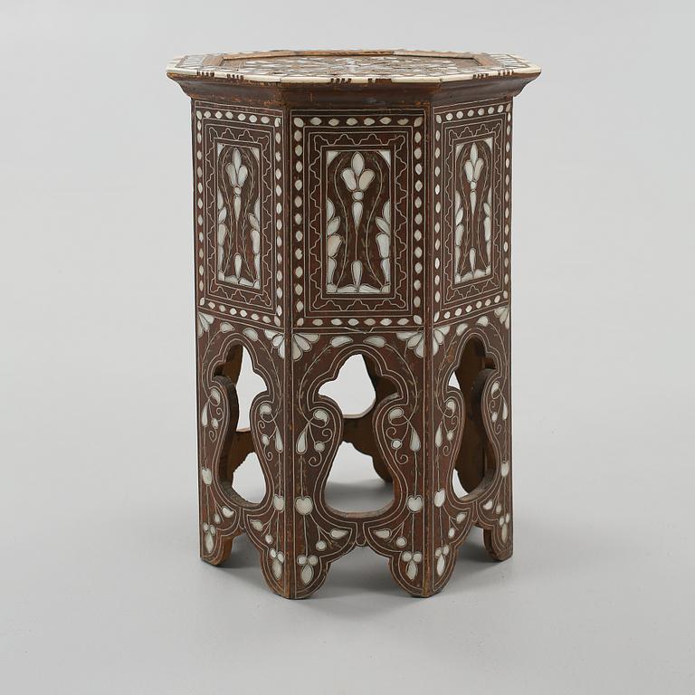 RÖKBORD, orientaliskt, 1900-tal.