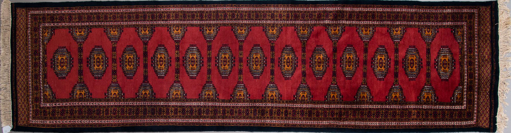 GALLERIMATTA, bochara, Indien. Ca 350x94 cm.