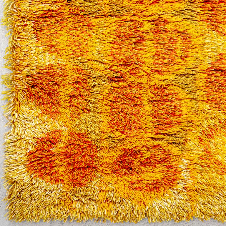 Clara Salander, mattor ett par maskinsydda ryor "Örby" Östergyllen Rya ca 120x70 cm vardera.