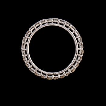 RING, 18k vitguld med briljantslipade diamanter, totalt ca 1.50 ct. Vikt 3 g.