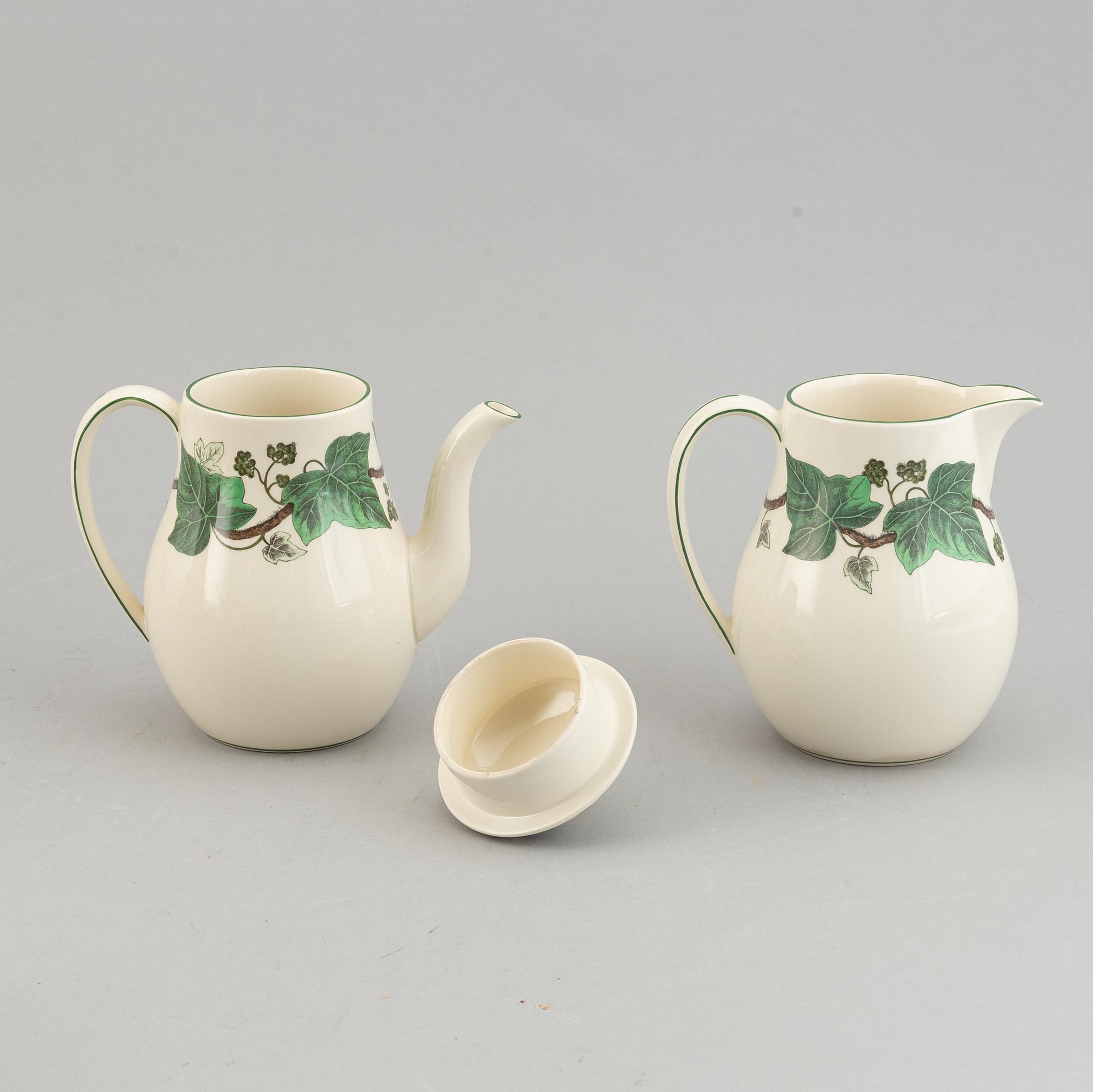 A part 'Napoelon Ivy' dinner and coffee service, Wedgwood, England, second half of the 20th century (53 pieces).