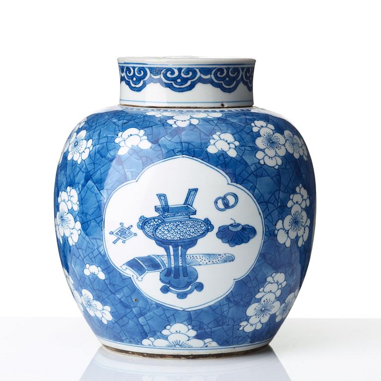 A blue and white jar with cover, Qing dynasty, Kangxi (1662-1722).