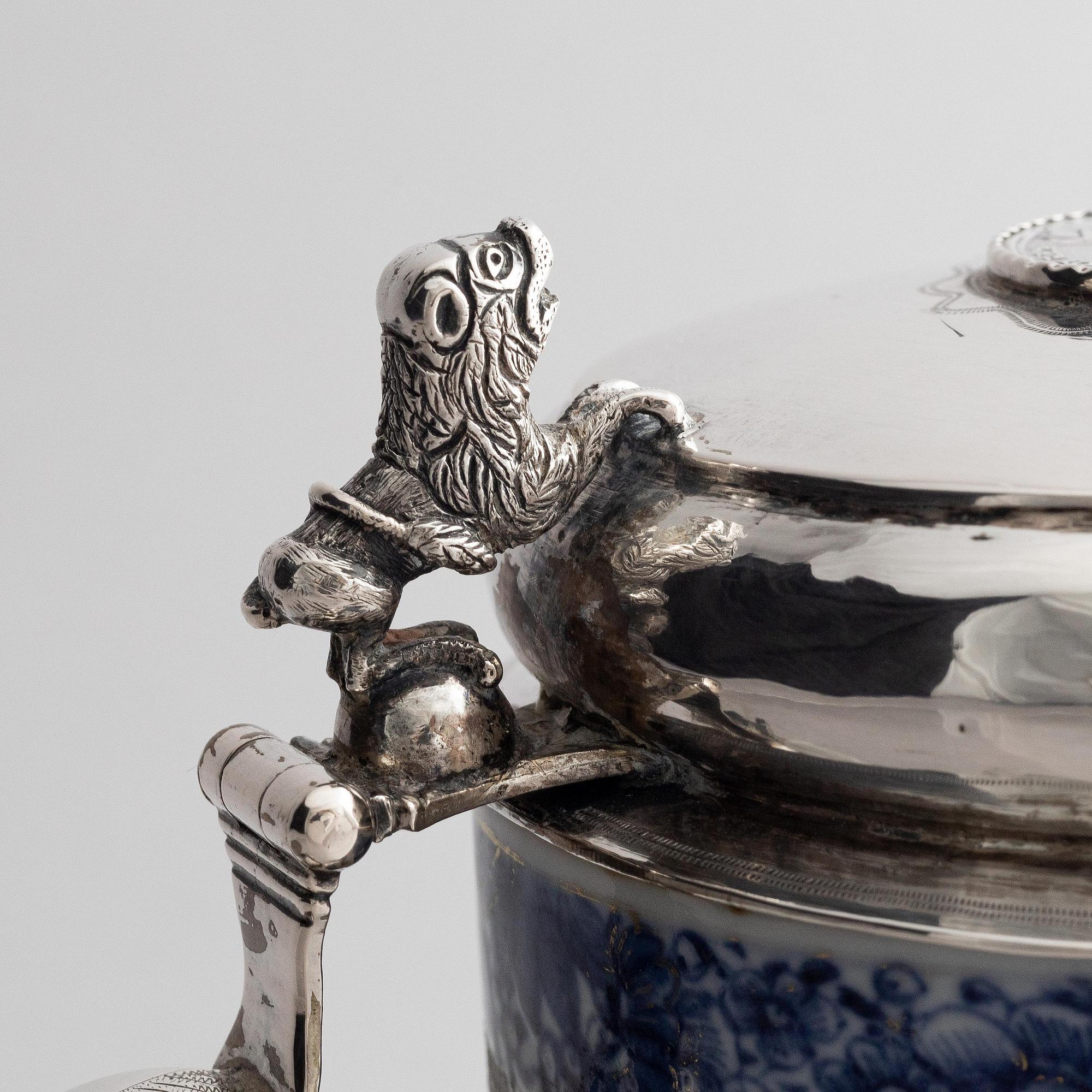 Dryckeskanna, silvermontering på kompaniporslin, otydlig mästarstämpel, Danmark 1700-tal.