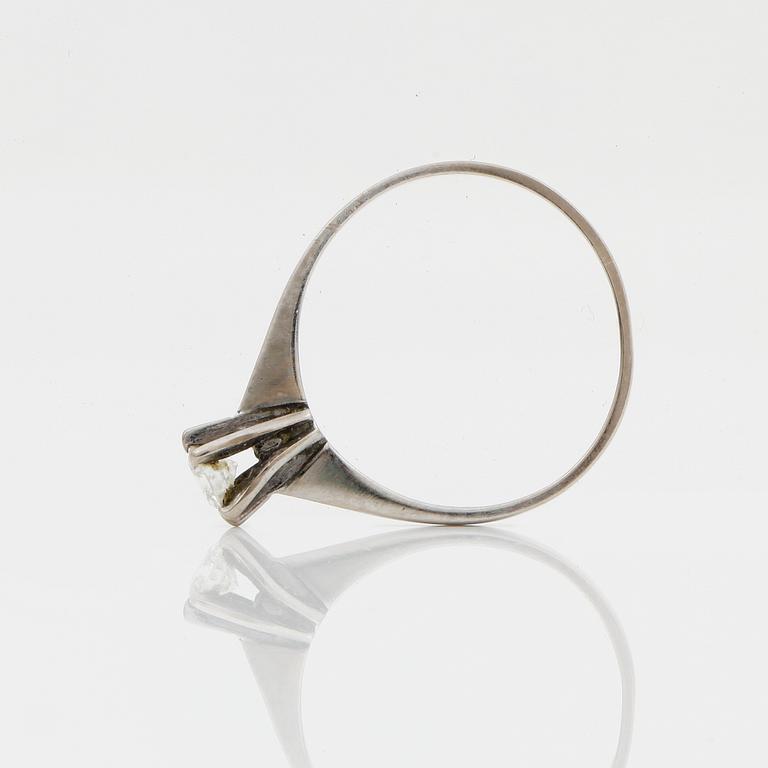 RING, 18k vitguld med briljantslipad diamant ca 0,20ct enl gravyr.