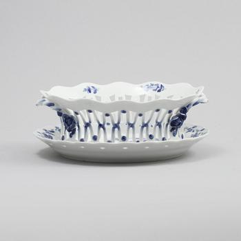 GALLERSKÅL med UNDERFAT, porslin, "Blå Blomst", Royal Copenhagen, 1900-talets andra hälft.