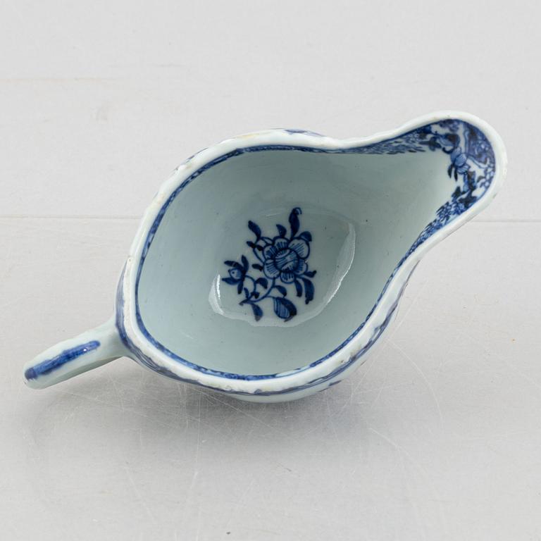 A Chinese blue and white sauceboat with stand, Qing dynasty, Qianlong (1736-95).