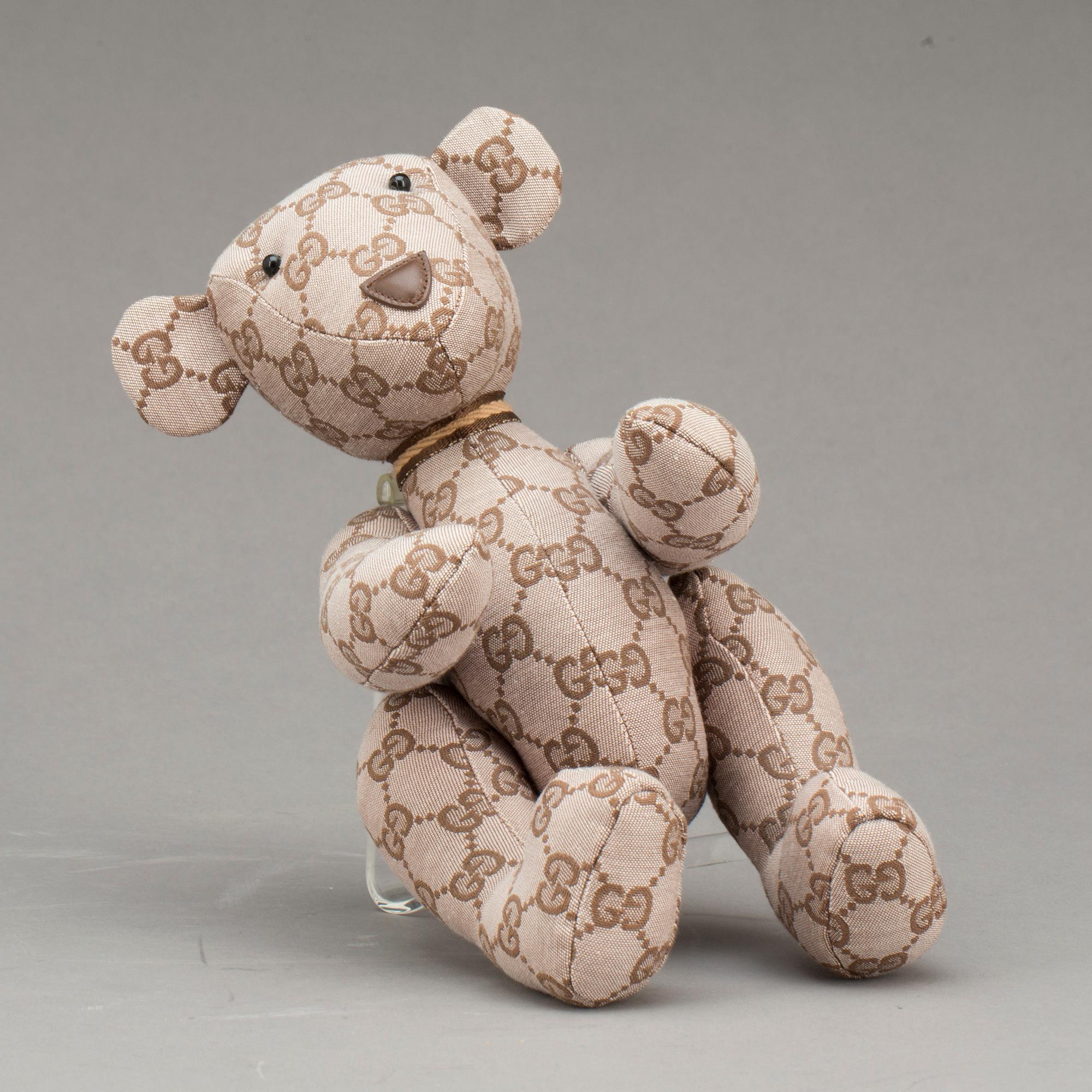 NALLE, Gucci.