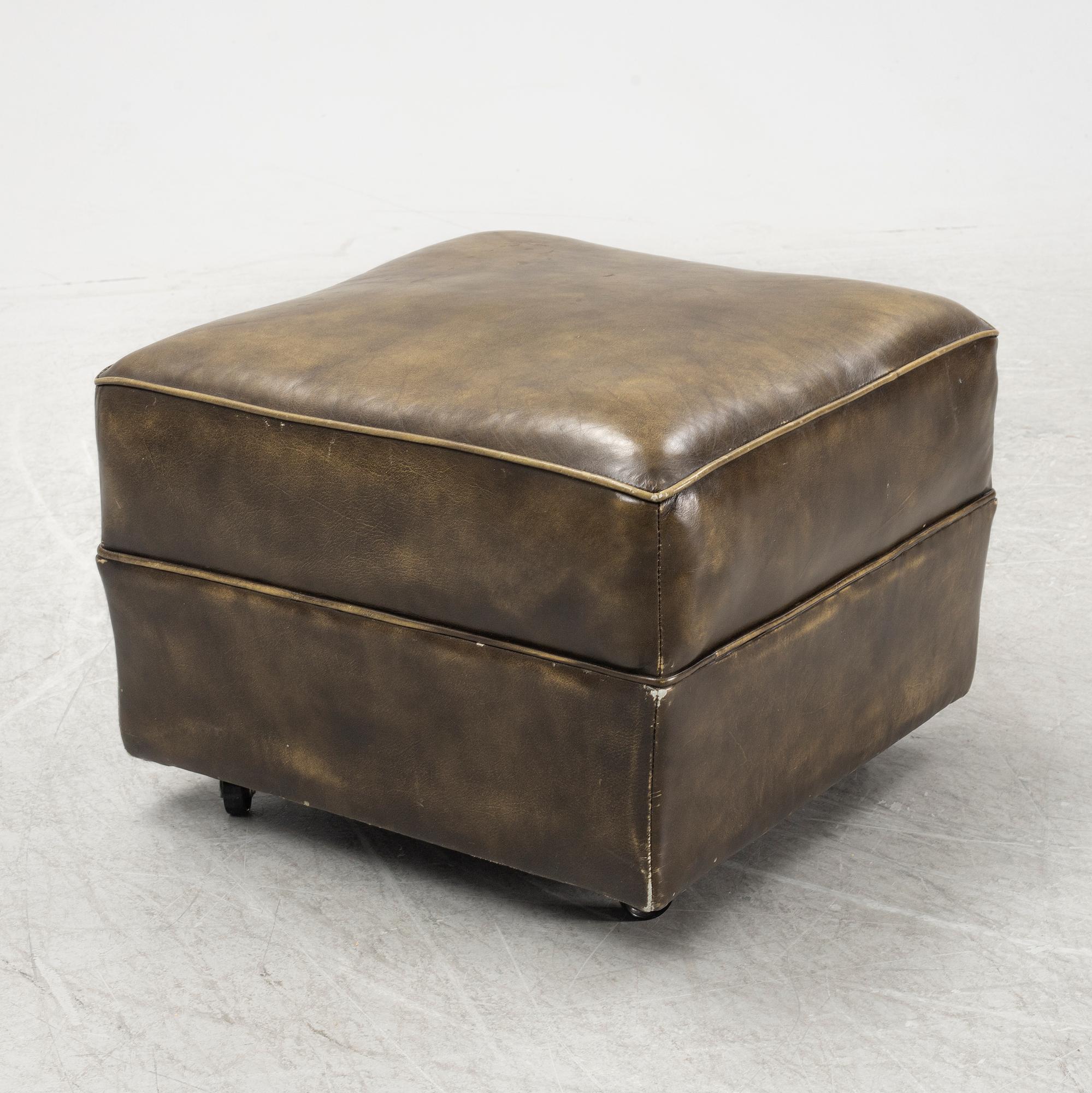 Fåtölj med fotpall, 1900-talets andra hälft.