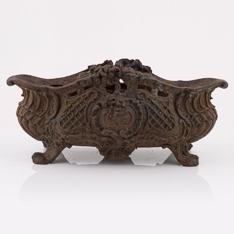 Jardiniär, gjutjärn, rokokostil, omkring 1900.