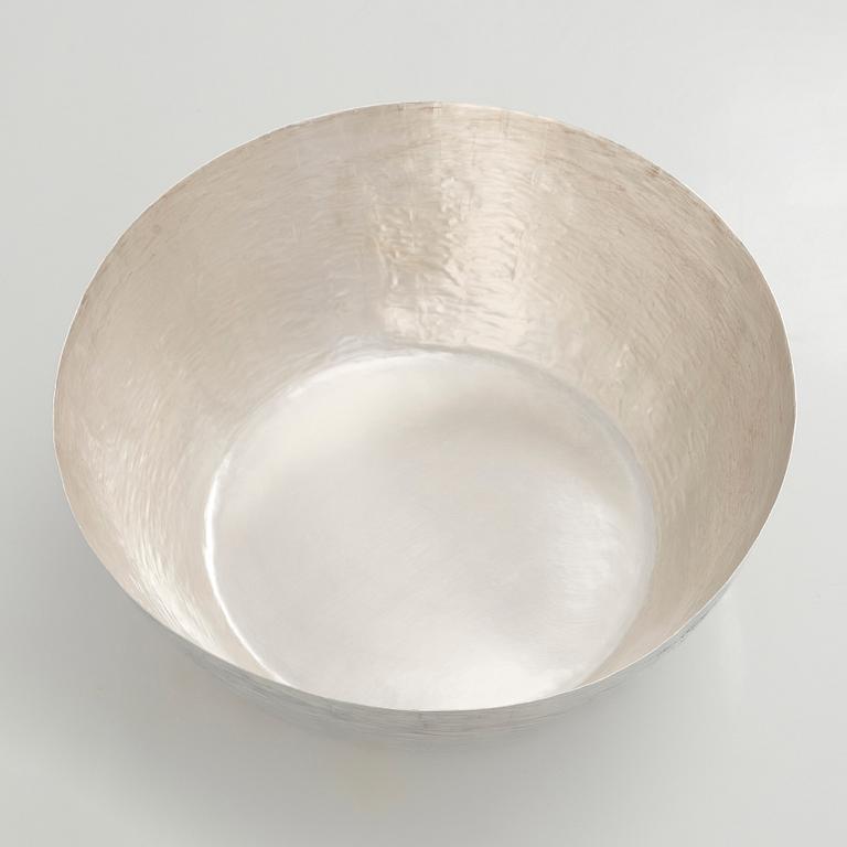 Tapio Wirkkala, malja, hopeaa, malli 243, Kultakeskus Hämeenlinna 2007.