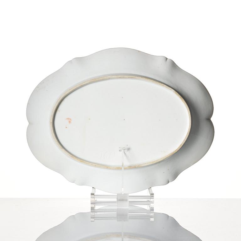 A 'Barbeau-patterned' serving dish and four dinner plates, France, late 18th Century.