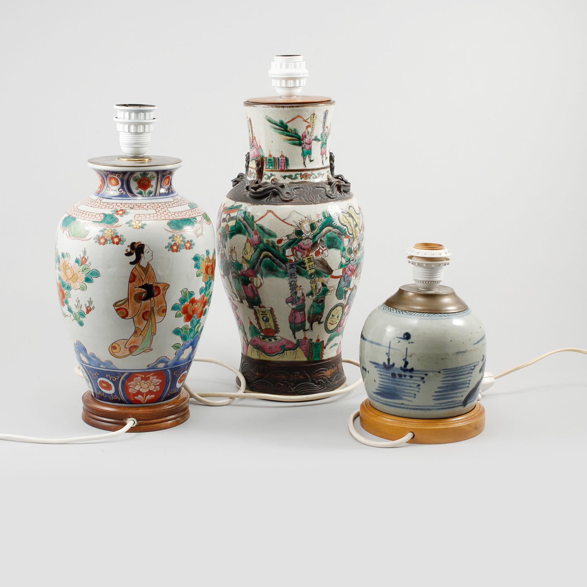 BORDSLAMPOR, 3 st, porslin, Kina och Japan, 1800- och 1900-tal.