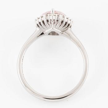 Ring in 18K white gold with a pear-shaped morganite and brilliant-cut diamonds.