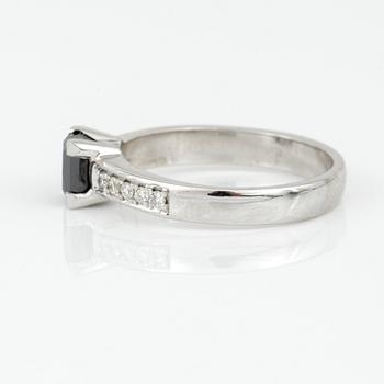 RING, 14K guld med prinsesslipad svart diamant ca 1,22 ct och briljantslipade diamanter tot ca 0,40 ct. Vikt 4,09 g.