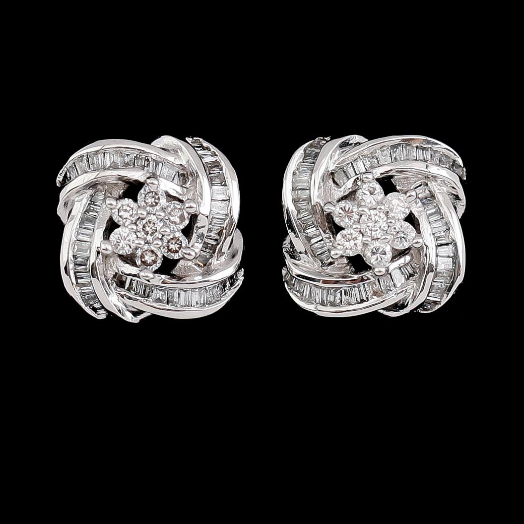 ÖRHÄNGEN, 1 par, 18 k vitguld, briljant- och baguettslipade diamanter tot 0.52 ct.