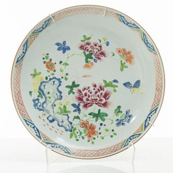 A Chinese export porcelain dish, Qing dynasty, Qianlong (1736-95).