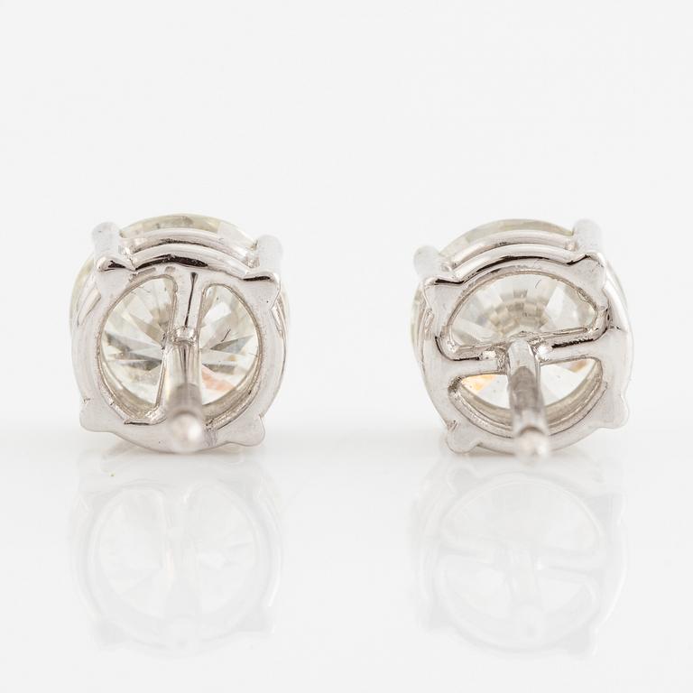 A pair of earrings in 18K gold set with round brilliant-cut diamonds.