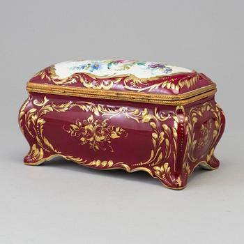 A LIMOGES PORCELAIN BOX, MID 20TH CENTURY.