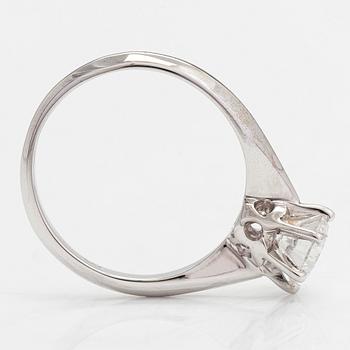 Ring, 14K vitguld med en briljantslipad diamant ca 1.02 ct enligt intyg.