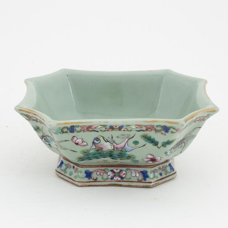 A Chinese porcelain bowl, late Qing Dynasty, circa 1900.