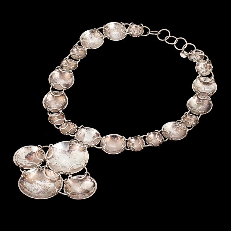 HALSBAND, silver, enligt uppgifter Charlotte Bonde.