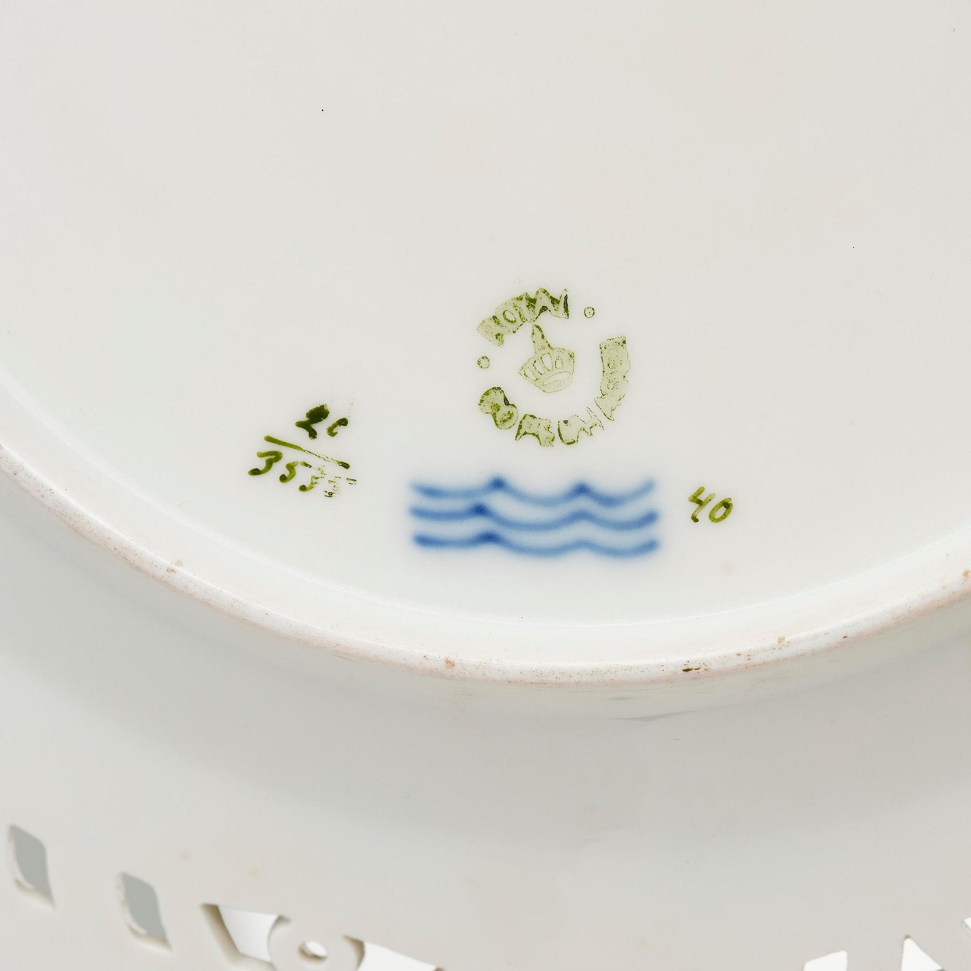 Gallerkorg med fat, porslin. 'Flora Danica', Royal Copenhagen, Denmark, 1900-tal.